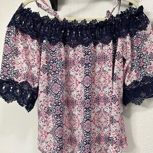 Cute summer top, off the shoulders